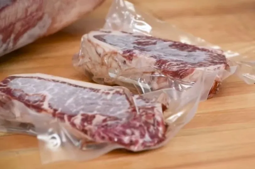 Znate li da možete odmrznuti meso za samo 10 minuta? Za trik potrebna je namirnica koju svi imamo