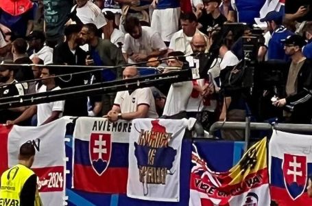 SKANDAL NA EURU: Navijači Slovačke istakli zastavu Kosova u bojama Srbije, ispisali i spornu poruku