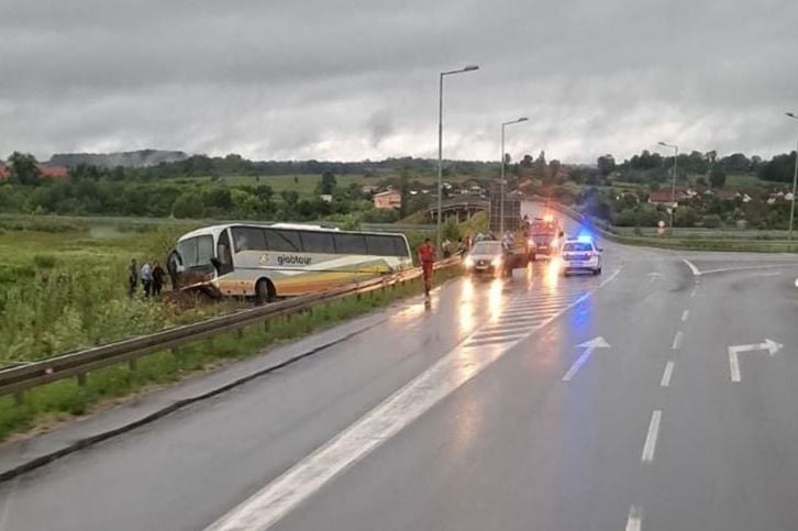 Autobus sletio u Prnjavoru, policija na terenu