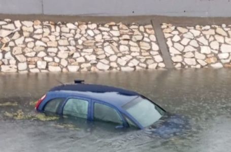 Bijeljina: Vozilo završilo u kanalu Dašnica