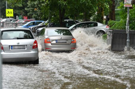 Dramatičan snimak iz Beograda: Radnik Gradske čistoće spasio ženu iz bujice