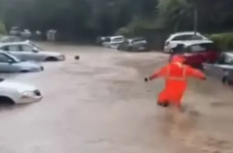 Dramatičan snimak iz Beograda: Pogledajte kako je radnik gradske čistoće spasio ženu iz bujice