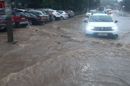 OVO BEOGRAD NE PAMTI: Rijeke teku kroz naselja, bujice nose sve pred sobom (VIDEO)