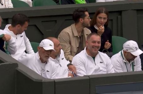 Ko je ljepotica koja se šminkala u loži Đokovića (FOTO)