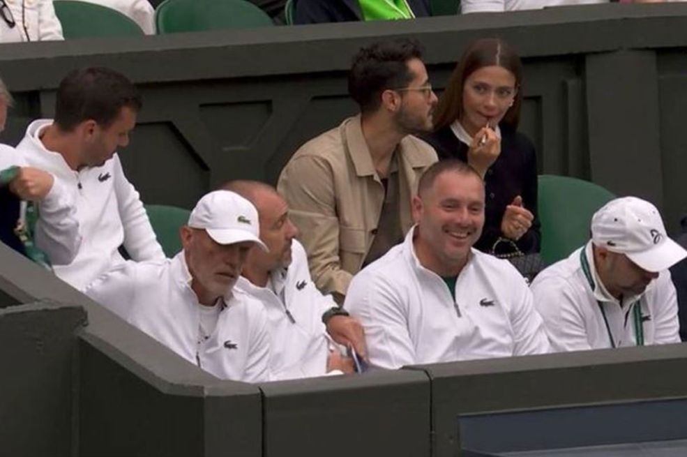 Ko je ljepotica koja se šminkala u loži Đokovića (FOTO)