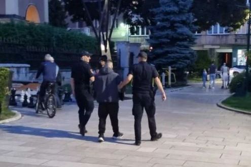 Objavljen snimak haosa na Ferhadiji: Muškarac ostao ležati na ulici