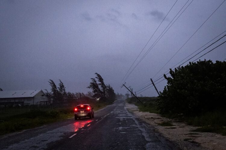 (VIDEO) Uragan Beryl poharao Jamajku, kreće se ka Kajmanskom otočju