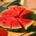 Jeste li znali kako brzo i efikasno očistiti lubenicu od košpica? Ovo će vam olakšati život