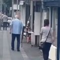 Izazvao paniku prolaznika u Beogradu: Djed šetao sa puškom ulicama usred dana (VIDEO)