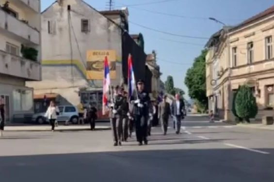 Traži se hitna istraga, pozvan i EUFOR: "Ko je odobrio vojnicima Srbije da marširaju kroz Prijedor?"