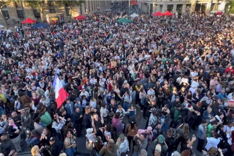 Slavlje na glavnom trgu u Parizu: Građani uvjereni u pobjedu ljevičara