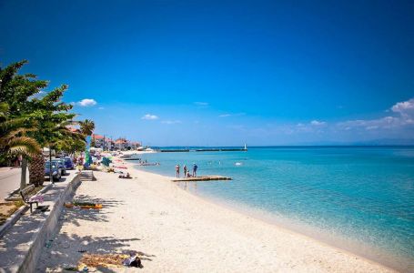 Zbog SKANDAL PRIZORA sa plaže u Grčkoj srpski turisti STAVLJENI NA STUB SRAMA (VIDEO)