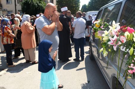 Kolona sa žrtvama genocida u Srebrenici dočekana u Vogošći