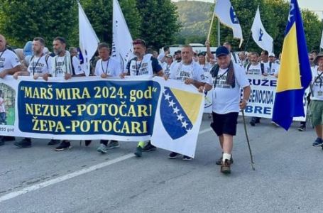 Učesnici Marša mira stigli u Potočare, poklanjaju se žrtvama genocida
