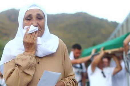 Žrtve genocida u Srebrenici ispraćene na vječni počinak: Tabuti preneseni u Memorijalni centar