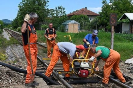 Zbog velikih vrućina deformisao se dio željezničke pruge kod Doboja, saobraćaj zaustavljen