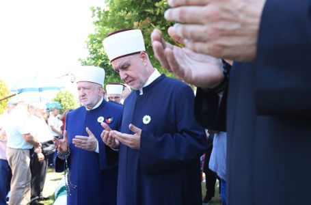 Bivši i sadašnji reis u Potočarima sa porodicama žrtava genocida