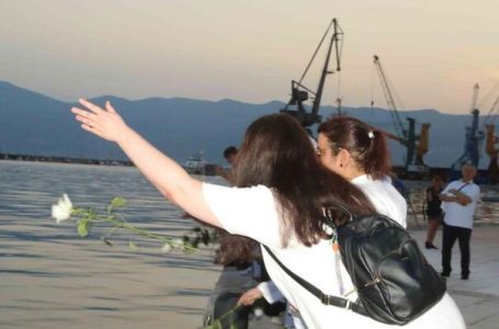 S pulske rive u more bačene bijele ruže za žrtve genocida u Srebrenici