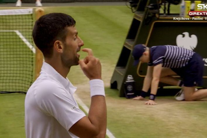 Novak osvojio poen, pa se okrenuo prema tribinama: Evo šta je pokazao navijaču