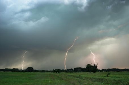 NOVO UPOZORENJE RHMZ: U naredna 2 sata pljuskovi s grmljavinom stižu u OVAJ dio Srbije!