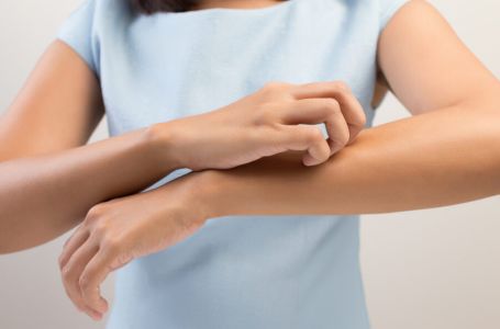 Namazala ujed komarca korom voćke, efekat oduševio 20 miliona ljudi (VIDEO)