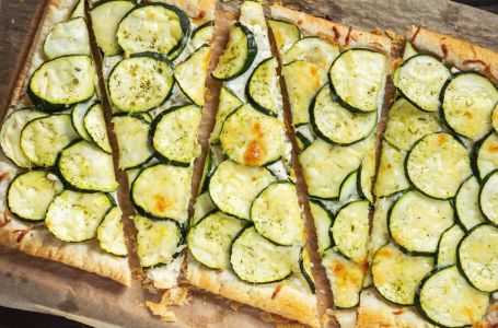 Tikvice, sirni namaz i lisnato tijesto: Recept za brzu pitu savršenu za ljeto