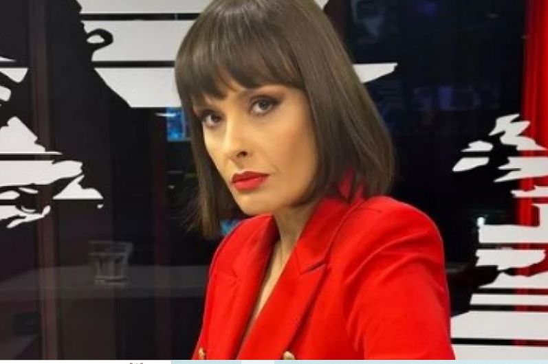 LJUDI NE VJERUJU U ŠTA GLEDAJU: Srpska voditeljka snimljena ispod stola, DA LI JE MOGUĆE DA OVO NOSI