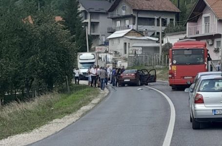 Teška saobraćajna nesreća kod Kalesije, sudar autobusa i automobila: Jedna osoba nastradala