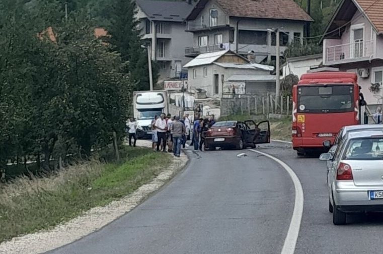 Teška saobraćajna nesreća kod Kalesije, sudar autobusa i automobila: Jedna osoba nastradala