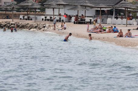 "TIJELOM SE ŠIRE KRASTE": Djevojke pokupile infekciju dok su ljetovale na Jadranu