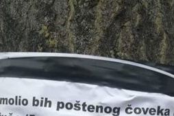 Nevjerovatna poruka osvanula na parkingu u Srbiji: Vlasnik auta do suza nasmijao cijeli region