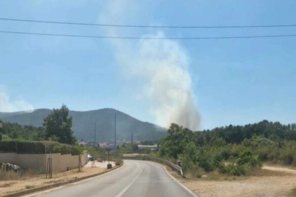 Požar iznad Međugorja ugrozio kuće: Na terenu veliki broj vatrogasaca