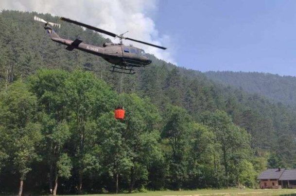 Helikopteri Oružanih snaga BiH od jutarnjih sati gase požar u blizini Bugojna