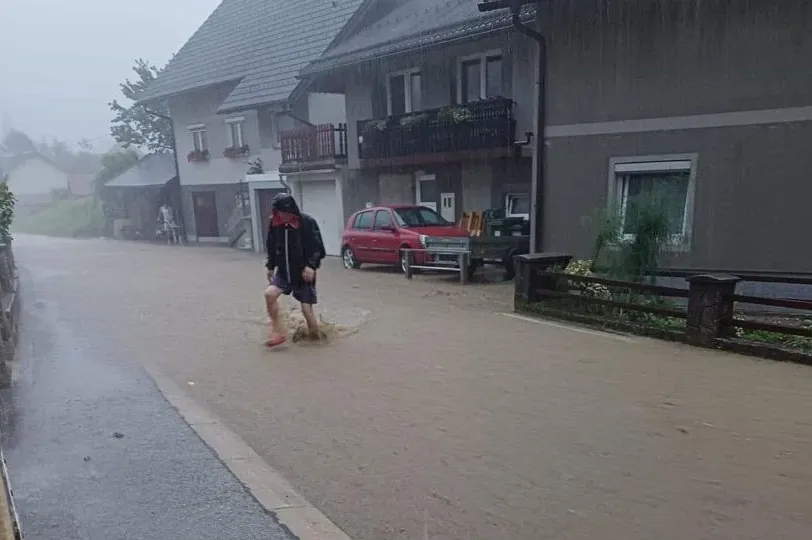 Pogledajte kakvo je nevrijeme jučer zahvatilo Sloveniju: Poplavljeni podrumi, srušena stabla