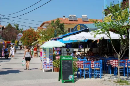 Par iz Srbije snimio KOLIKO PARA dnevno troši na moru u Grčkoj i OVA SUMA je totalni šok