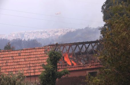 POŽAR U HRVATSKOJ ZAHVATIO KUĆE, ČULE SE SNAŽNE DETONACIJE: Dramatična snimka s lica mjesta