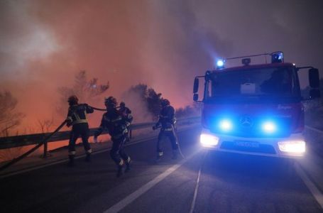 ALARMANTNO STANJE Razbuktao se požar kod Tučepa: Vatra krenula prema kućama, počele i evakuacije