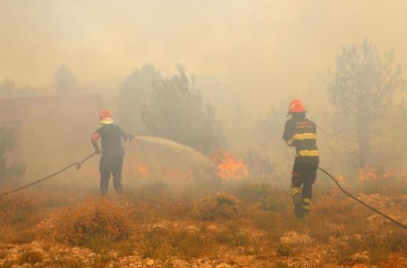 Vatra prijeti kućama u Podgori, dio evakuisan: “Strašno nam je, gori sa svih strana, fali nam..."