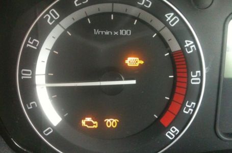 AKO VAM SE POJAVI OVA LAMPICA NA INSTRUMENT TABLI ODMAH SE ZAUSTAVITE: Evo šta označava