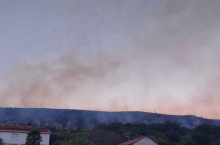 (VIDEO) Drama u blizini Mostara: Požar u Jasenici, ugrožene i kuće