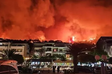 Strašne scene u Dalmaciji, vatrena stihija se širi prema Makarskoj: Štete su ogromne (VIDEO)