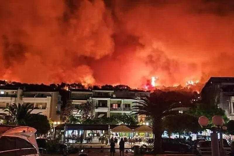 Strašne scene u Dalmaciji, vatrena stihija se širi prema Makarskoj: Štete su ogromne (VIDEO)