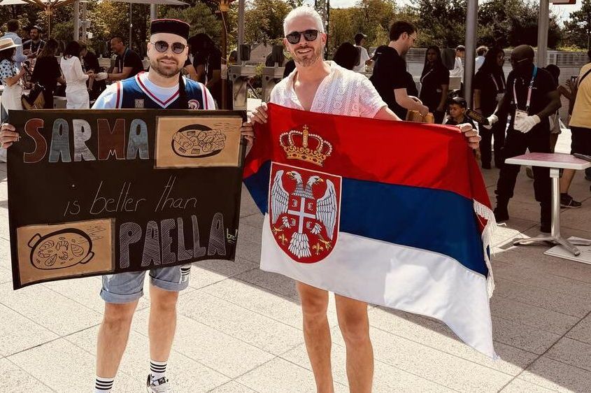 Šta je sporno sa sarmom: Navijaču iz Srbije zabranili da unese zanimljiv transparent na finalni meč