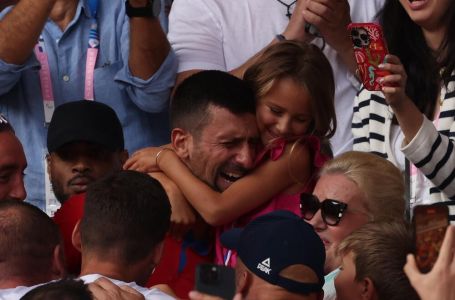 UPLAKANI NOVAK GRLI SVOJU KĆERKICU POSLIJE MEČA! Ova fotografija obilazi planetu