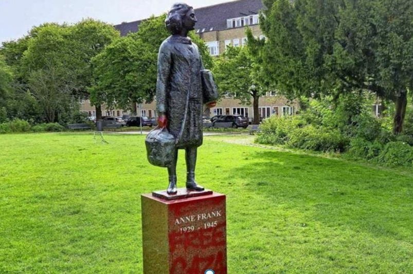 Išaran spomenik Anne Frank u Amsterdamu. Crvenom bojom napisali "oslobodite Gazu"