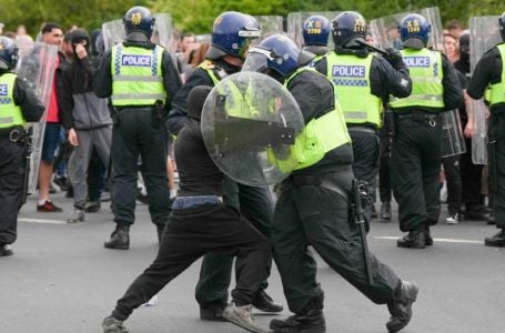 Razbijeni prozori, zapaljena zgrada: Ekstremni desničari sukobili se s britanskom policijom