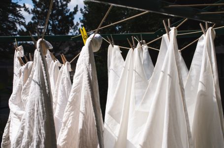 Posivjeli veš postaće bijeli kao snijeg već nakon prvog pranja: Samo ubacite 1 sitnicu u veš mašinu