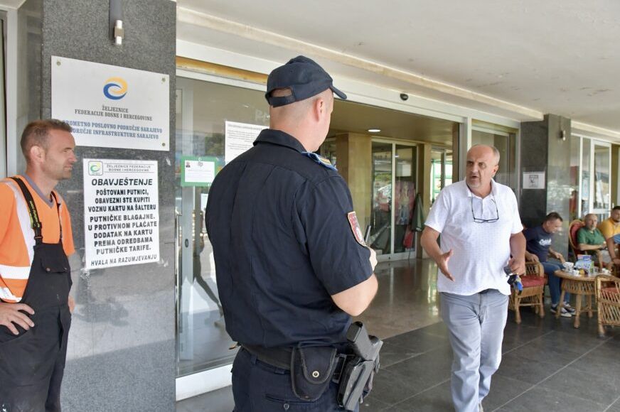 Potresni detalji samoubistva sarajevske policajke: Kolege je satima pokušavale odgovoriti od...