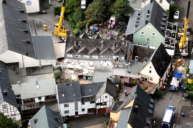 Dvoje mrtvih nakon urušavanja hotela u Njemačkoj, jedna osoba je još uvijek zarobljena među ruševina