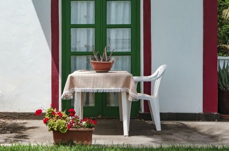 Očistite bijele plastične stolice na ovaj način i biće kao nove: Potrebna su vam samo 2 sastojka